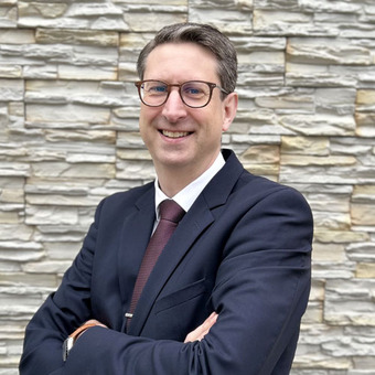 Portraitaufnahme von Jens Wiemer, Hoteldirektor des Best Western Hotel Lamm